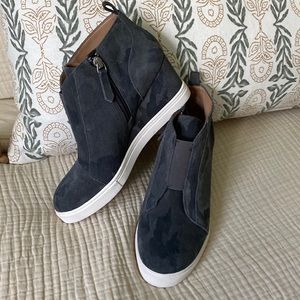 Linea Paolo Womens 7 1/2 high-heal dark-gray-camouflaged sneaker. Worn once!